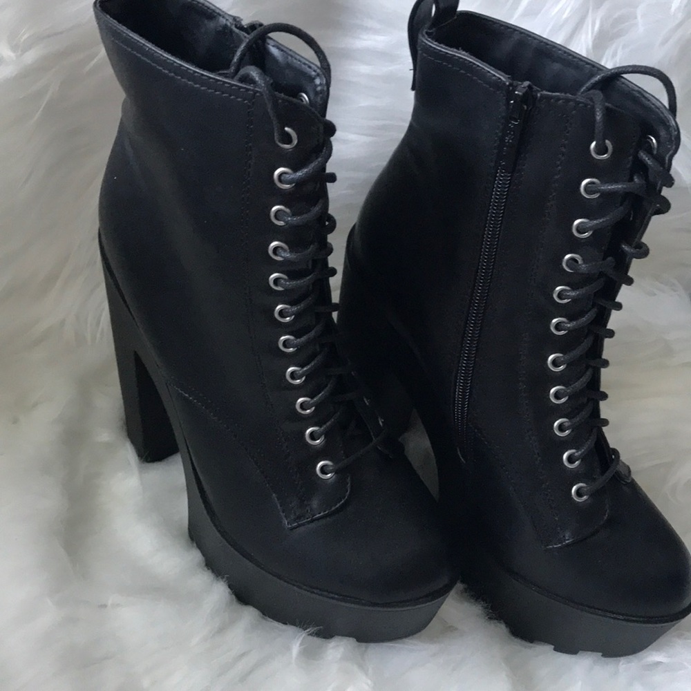 Breckelle’s Platform Boots